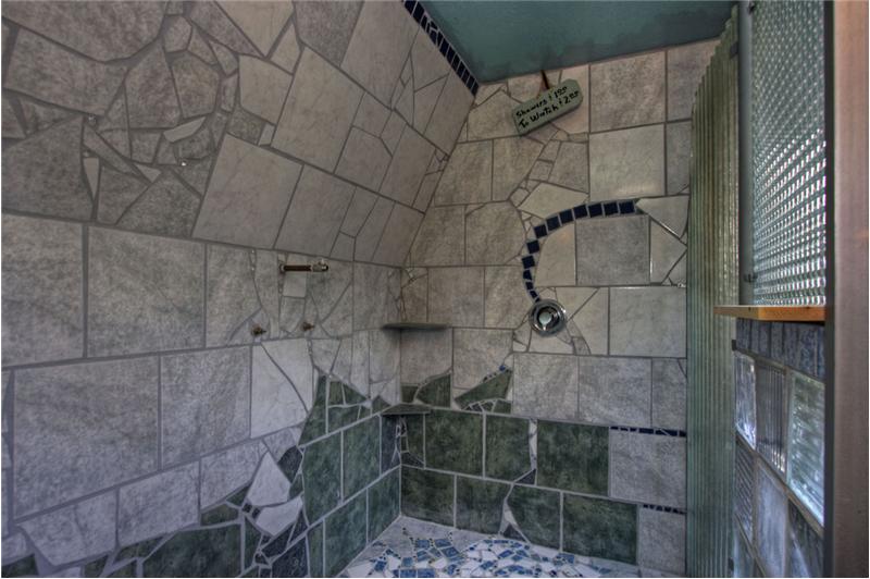Extra photo of the shower.