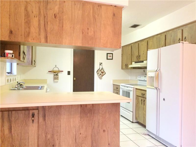 Kitchen & Breakfast Bar
