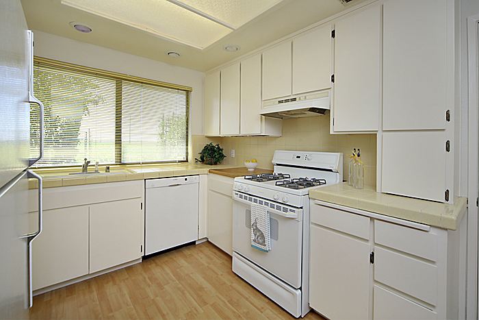 Cheer kitchen w/ laminate floors