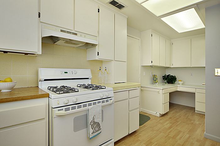 Built-in desk area~