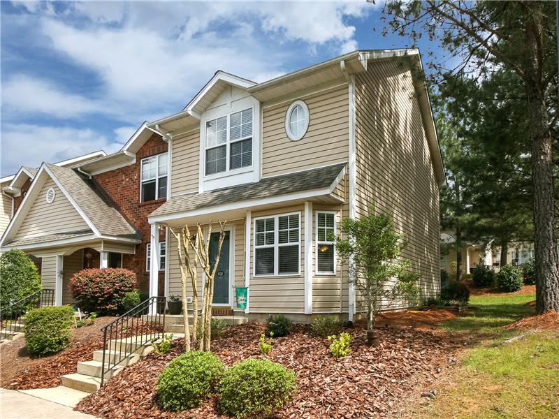 Exquisitely maintained end unit