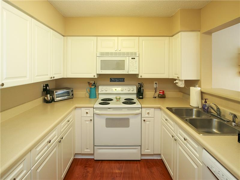 Abundant cabintry and counter space in kitchen