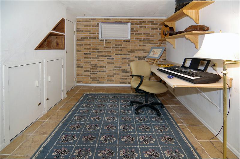 Bonus area/nook - can be used as office space or a craft area. Under stair storage.