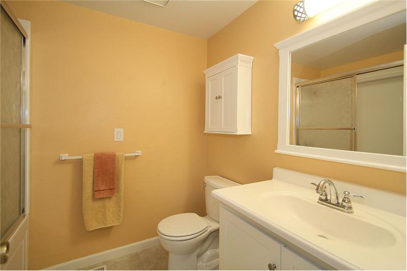Upstairs bath with jetted tub, all vanities have been updated!