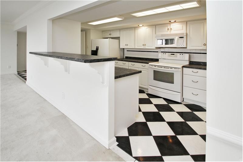 Kitchen w/breakfast bar