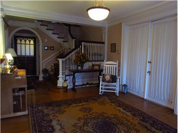 Primary listing photos for listing ID 375183