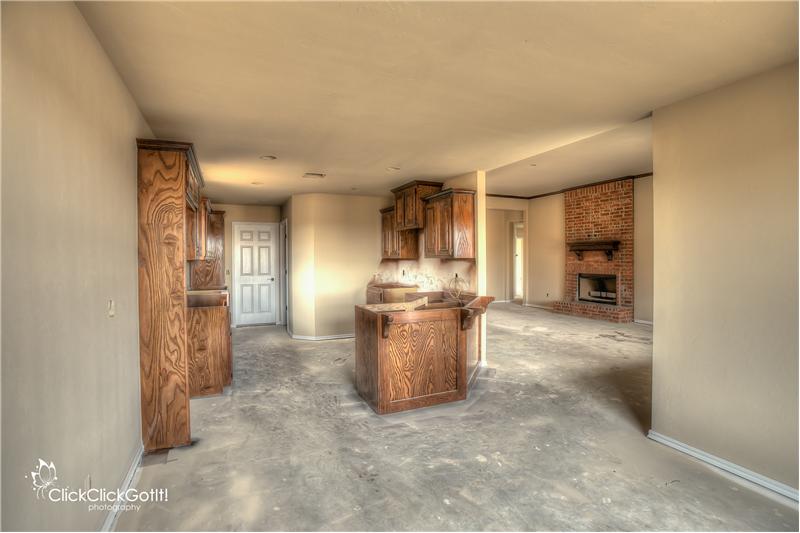 KITCHEN W/BREAKFAST BAR