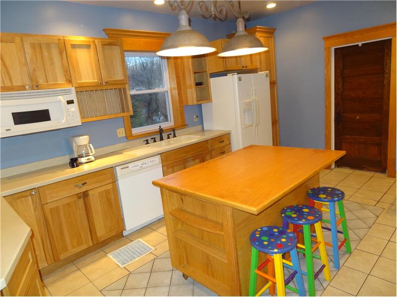 Kitchen with Breakfast Bar