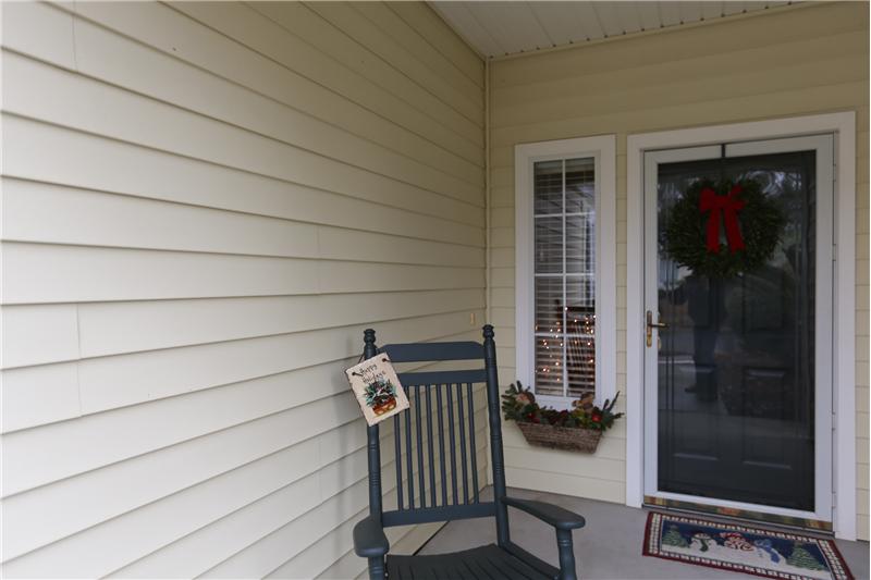 Enjoy the nice covered entry way to greet guests