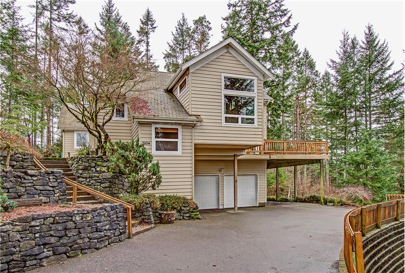 Custom Built 3 Bedrooms, 2.5 Bathrooms and Den all on one level.