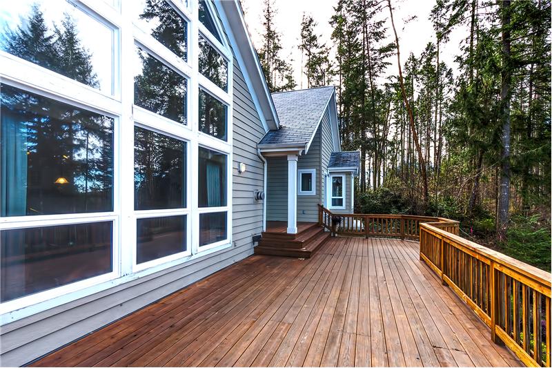 Another view of the large deck.